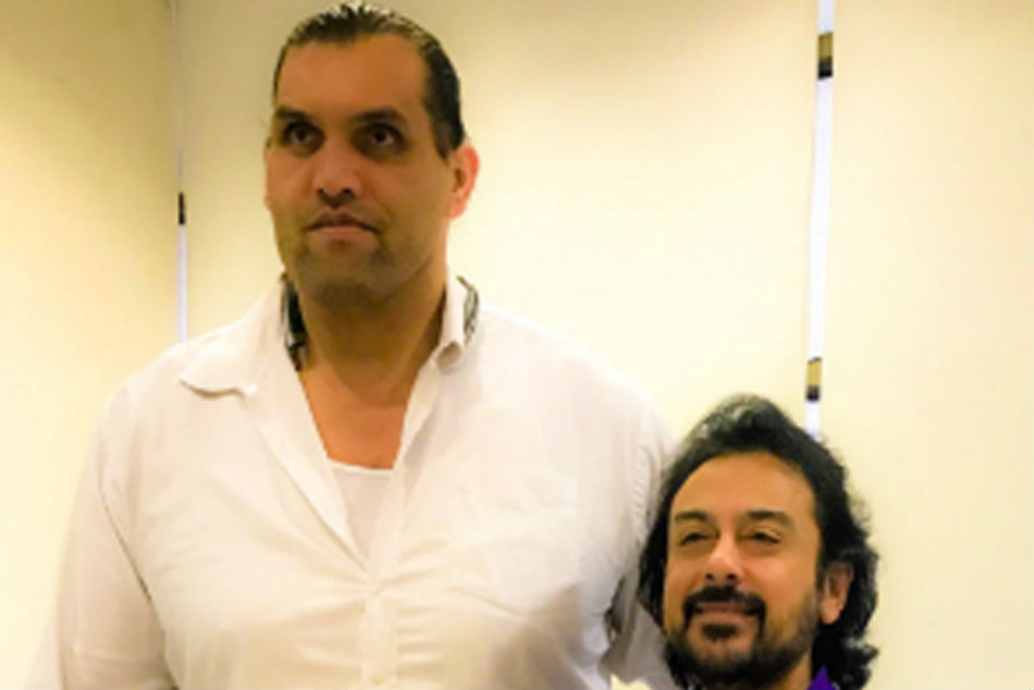 Real Bahubali द ग्रेट खली संग अदनान सामी ने ली सेल्फी, लोगों के तो मजे आ गए