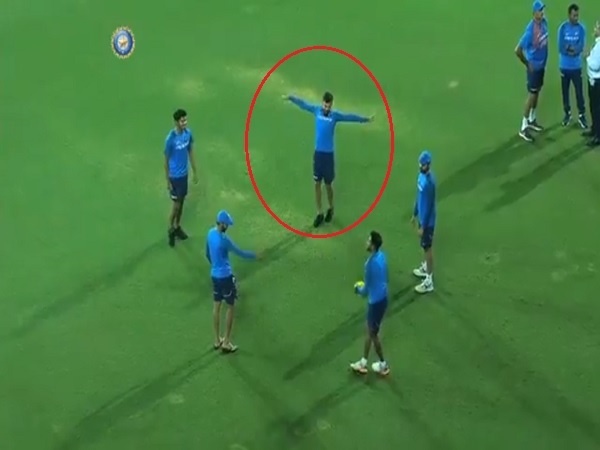 Video: विराट कोहली ने उड़ाया मोहम्मद सिराज का मजाक, बीच मैदान पर मटकाने लगे कमर