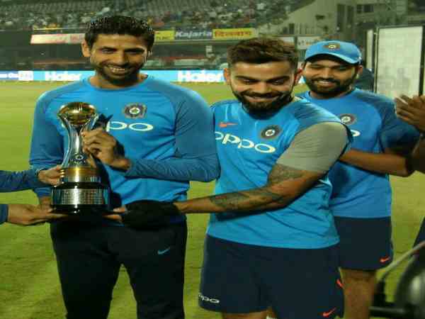 विराट कोहली ने आशीष नेहरा को दी विदाई, 14 साल पुरानी याद हो गई ताजा