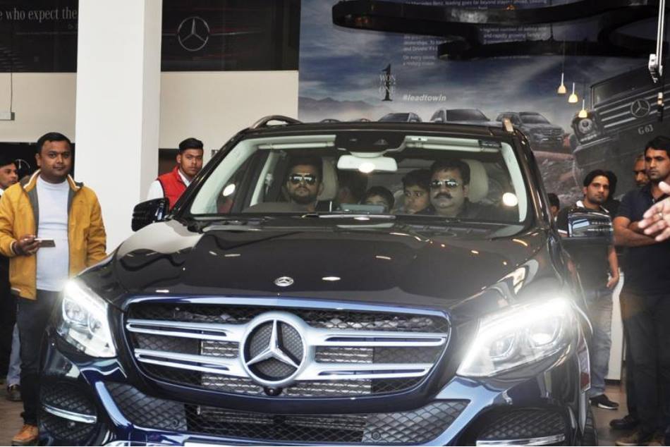 सुरेश रैना ने अपने पिता को गिफ्ट की 80 लाख की कार, जानिए खरीदने के लिए कहां चले गए थे