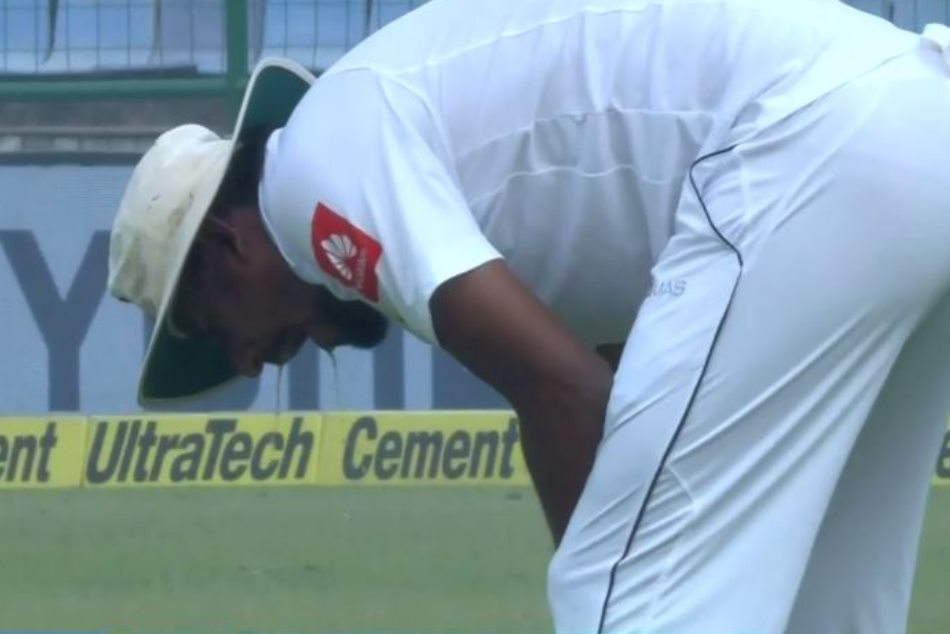 आखिरकार मैदान पर उल्टी करने लगे सुरंगा लकमल, जाना पड़ा बाहर