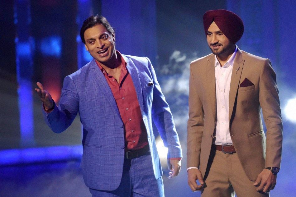 शोएब अख्तर ने किया ऐसा ट्वीट कि टूट पड़े युवराज और हरभजन, ऐसे लिए मजे