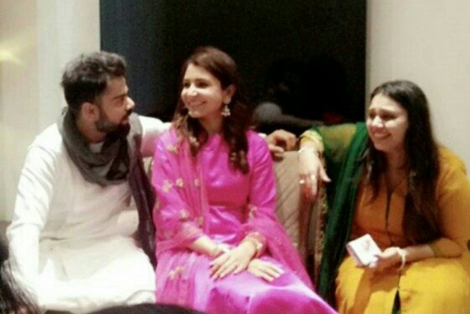 हनीमून से लौटकर ससुराल पहुंची अनुष्का शर्मा, विराट के परिवार के साथ तस्वीरें वायरल