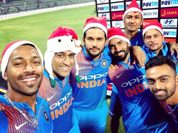 टीम इंडिया ने खिंचवाई 'सैंटा धोनी' के साथ फोटो