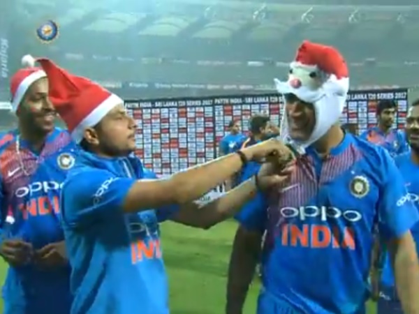 बिल्कुल सैंटा क्लॉज लग रहे थे धोनी