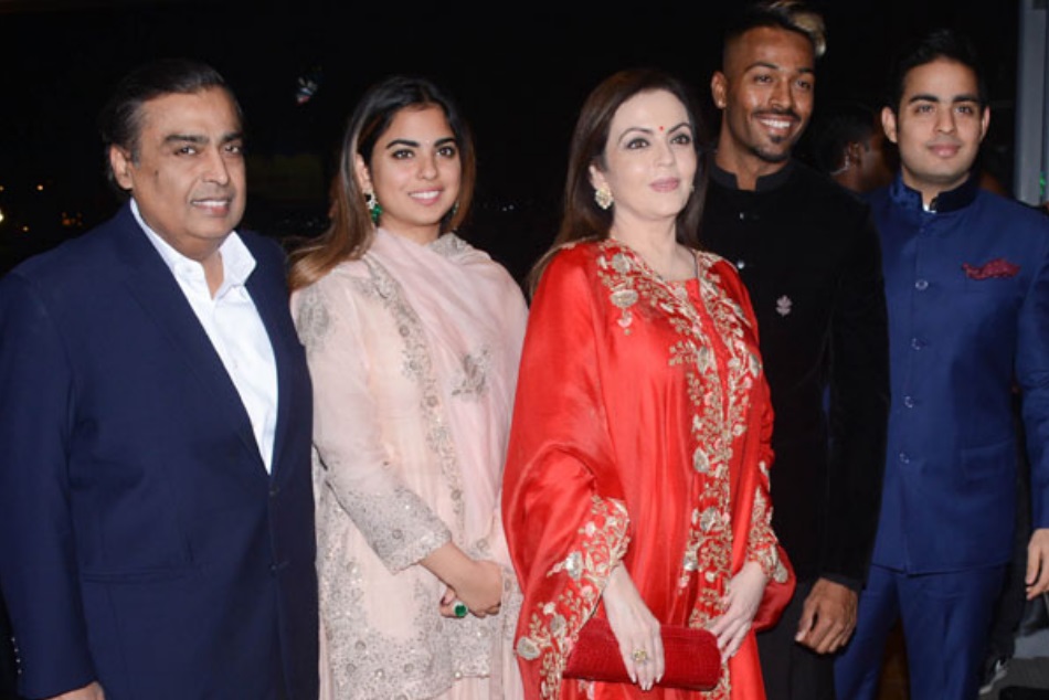 विराट के रिसेप्शन में नहीं हार्दिक पांड्या के भाई की शादी में पहुंचा पूरा अंबानी परिवार