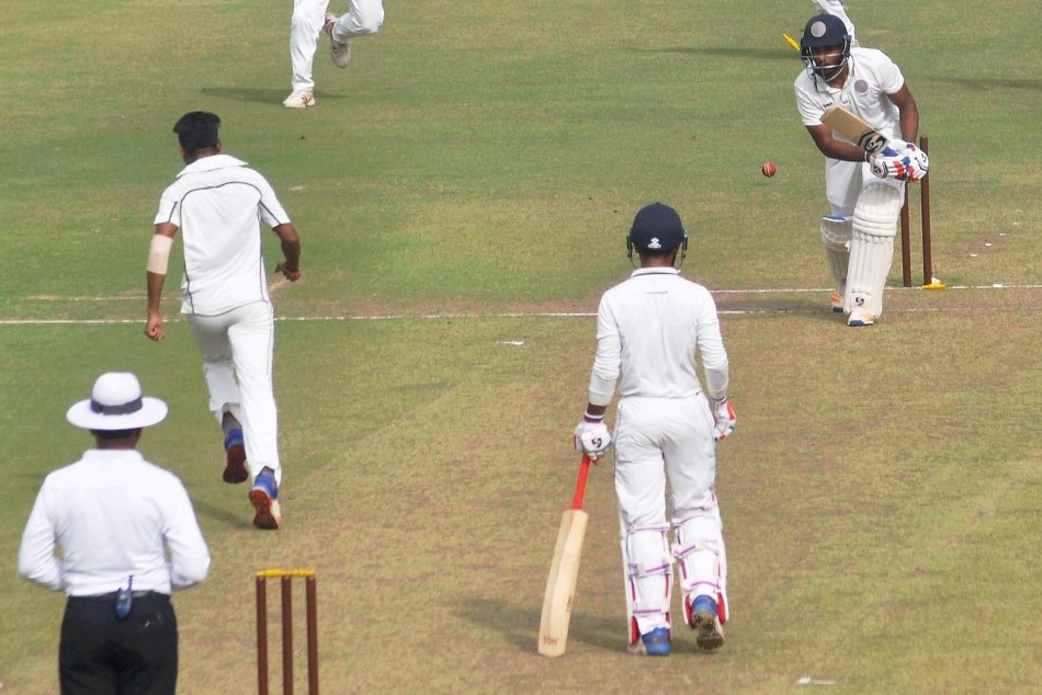 VIDEO: बॉलिंग करते वक्त क्रिकेटर को पड़ा दिल का दौरा, मैदान पर ही मौत