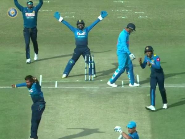 Ind vs SL: मैदान में धोनी ने फिर किया कुछ ऐसा, जीत लिया फैंस का दिल