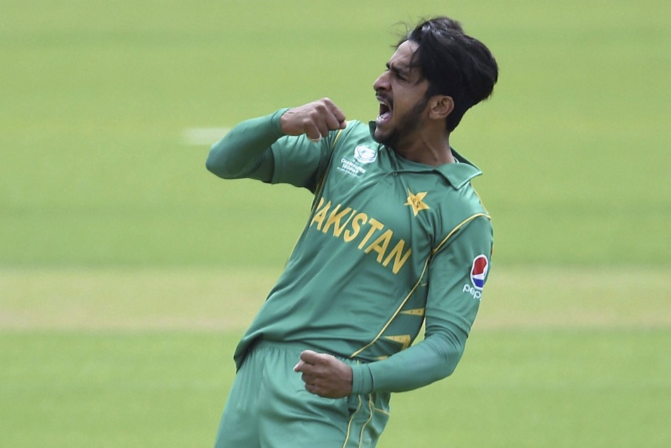भारत को धूल चटाने वाले दुनिया के नंबर एक पाक गेंदबाज को बीच मैदान पर पड़ा दौरा