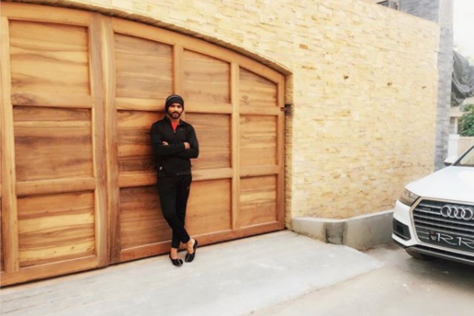 तैयार हो रहा है रविंद्र जडेजा का 'क्रिकेट बंगला', कार के साथ खिंचाई फोटो