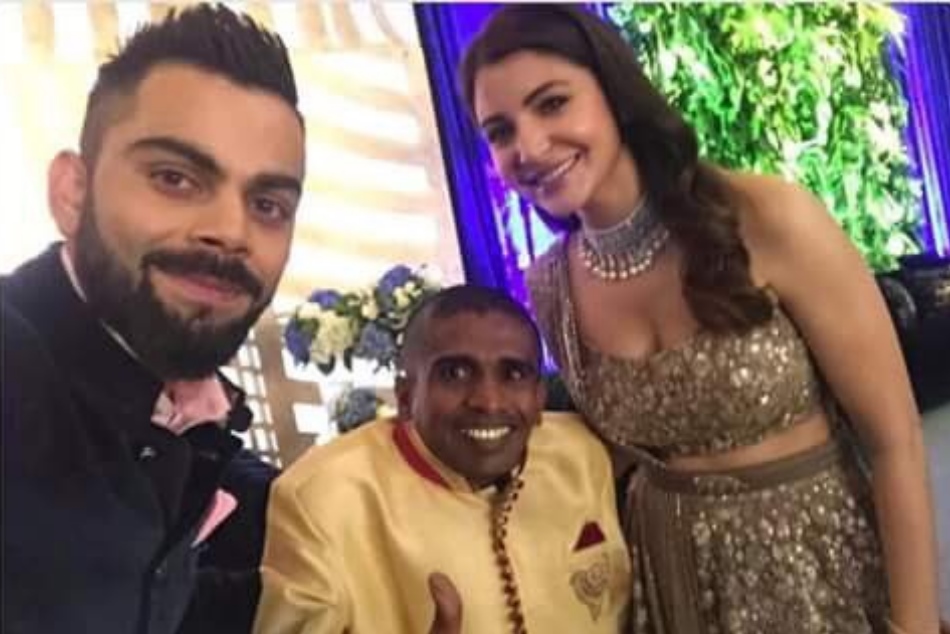 विराट-अनुष्का के रिसेप्शन में पहुंचा श्रीलंका का ये बड़ा फैन, दोनों ने साथ में खिंचाई फोटो