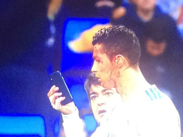 घायल क्रिस्टियानो रोनाल्डो ने फिजियो के फोन से देखी अपनी चोट, सोशल मीडिया पर फैन्स ने कर दिया ट्रो