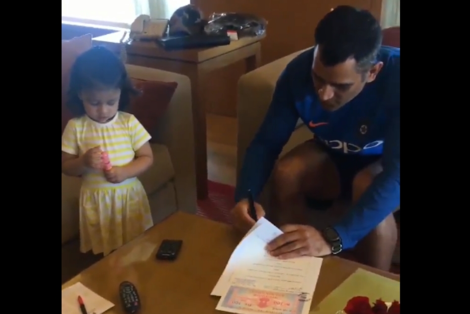 देखिए CSK के खिलाड़ियों ने साइन किया स्टॉम्प पेपर, धोनी के साथ दिखीं जीवा