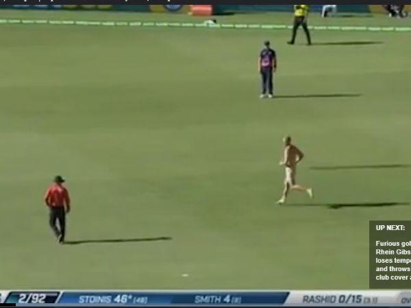 ऑस्ट्रेलिया-इंग्लैंड के मैच के दौरान नग्न मैदान में दौड़ा फैन