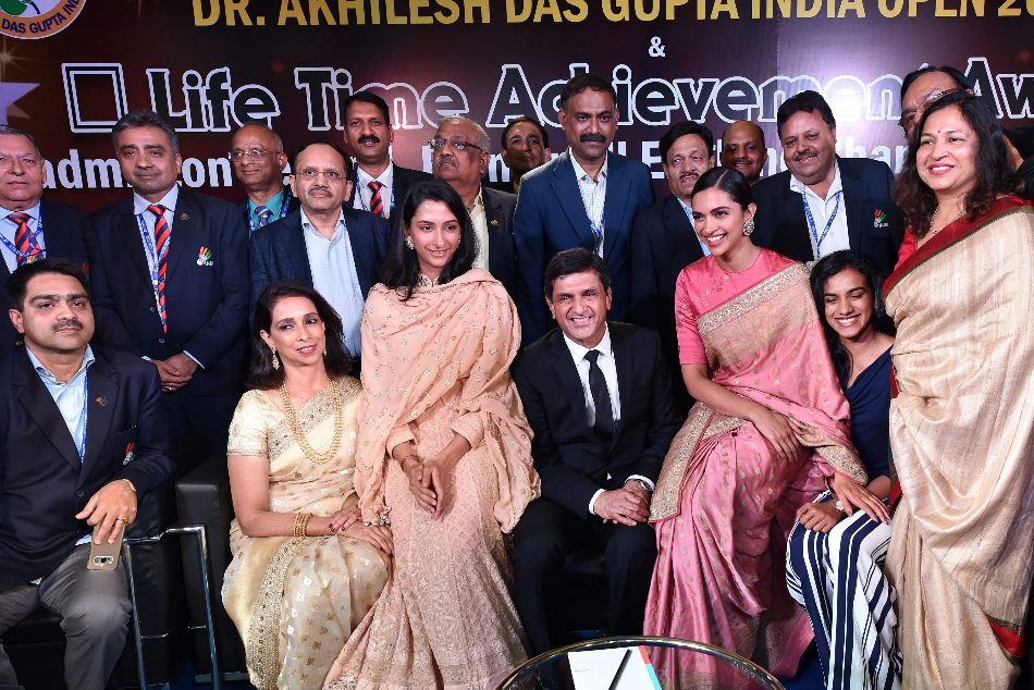 प्रकाश पादुकोण को मिला लाइफ टाइम अचीवमेंट अवॉर्ड, कुछ इस अंदाज में दिखीं दीपिका
