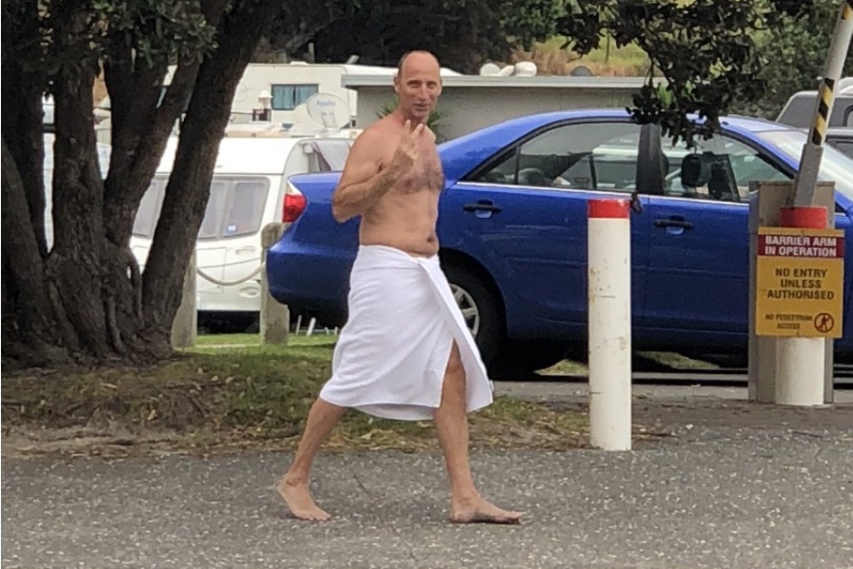 तौलिये में घूम रहे इस दिग्‍गज क्रिकेटर का जमकर उड़ रहा है मजाक, पहचानिए कौन है?