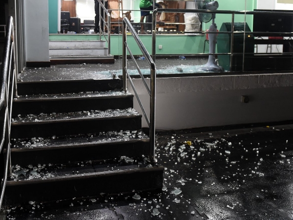 बांग्लादेशी खिलाड़ियों ने तोड़ा ड्रेसिंग रूम का शीशा!