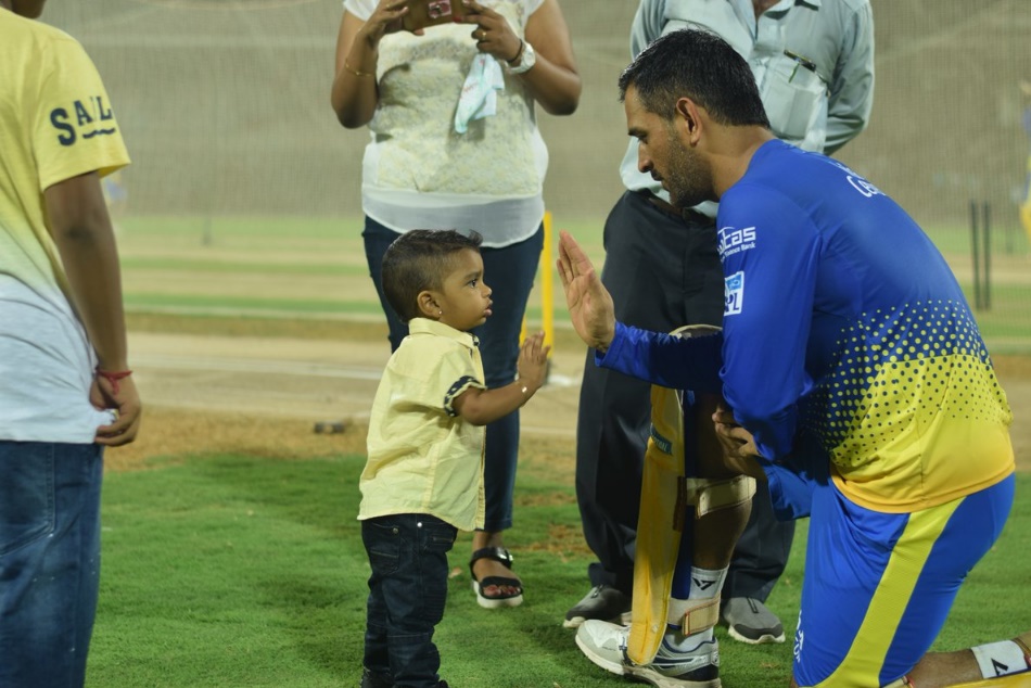 VIDEO: इस नन्हे फैन के साथ कौन सा गेम खेल रहे हैं धोनी, खुद देखिए