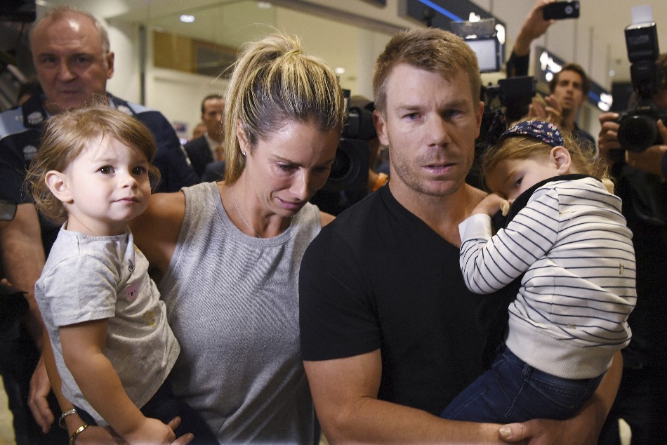 घर पहुंचे डेविड वार्नर, बच्चों के साथ रोते दिखीं पत्नी कैंडिस वार्नर, तस्वीरें