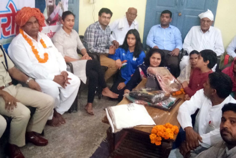 VVIP के चक्कर में गोल्ड मेडलिस्ट मनु भाकर को जमीन पर बैठाकर दिया गया सम्मान!