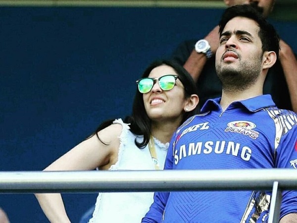 आकाश अंबानी के साथ मैच का लुत्फ उठाते नजर आईं श्लोका