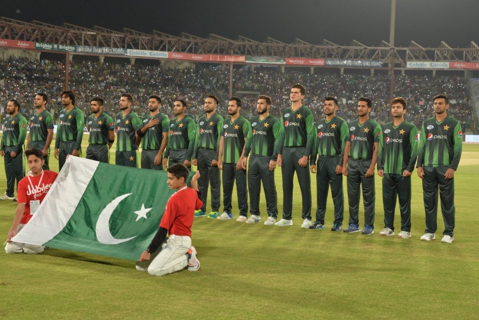 VIDEO: टी20 मैच में बीच में चलते-चलते रुका पाकिस्तान का राष्ट्रगान, फिर फैंस ने किया ये काम