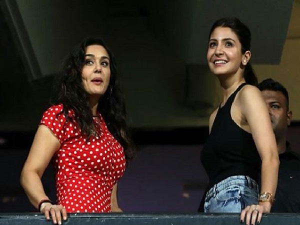 अनुष्का भी मैच देखने के लिए स्टेडियम में मौजूद