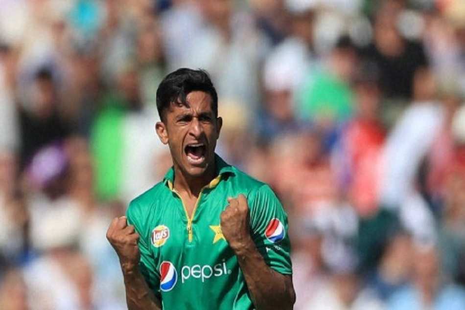 कभी घंटों करते थे लड़की का इंतजार, आज गेंदबाजी में रिकॉर्डों का लगा रहे हैं अंबार