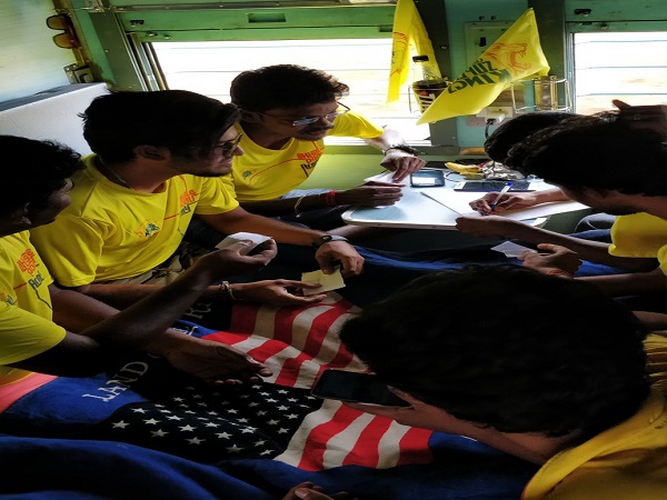 चेन्नई सुपर किंग्स के बैनर लिए हुए खुशी से झूम रहे थे।