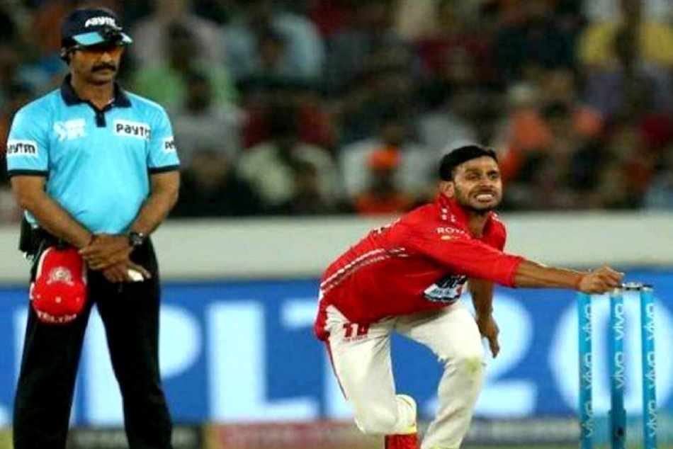 IPL 2018 : मनोज तिवारी के 'स्लिंगा' एक्शन पर यूजर्स ने जमकर लिए मजे