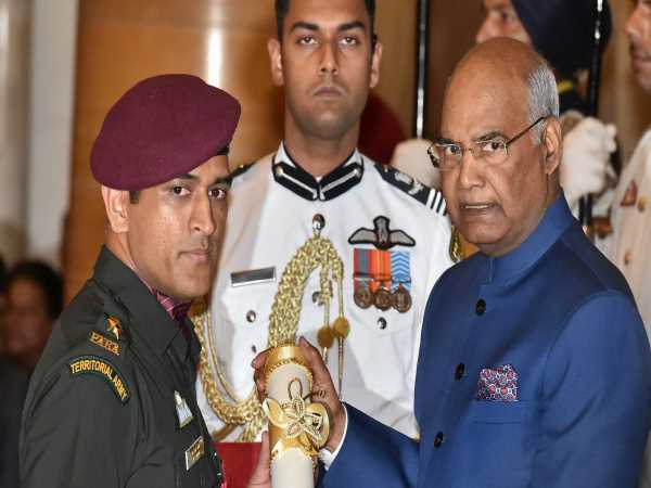 महेंद्र सिंह धोनी ने बताया, क्यों सैन्य वर्दी में पद्म पुरस्कार किया ग्रहण