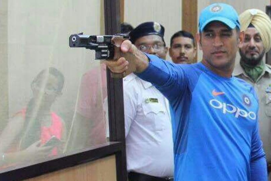 कमाल! धोनी ने 40 सेकेंड में एक के बाद एक दागे 15 राउंड फायर, देखें VIDEO