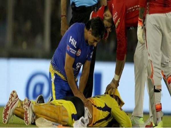 dhoni injured during match