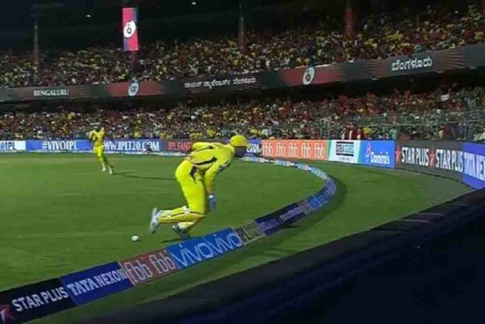 वीडियो: विकेटकीपिंग पैड पहने धोनी ने लगाई ऐसी दौड़, रोक लिया चौका