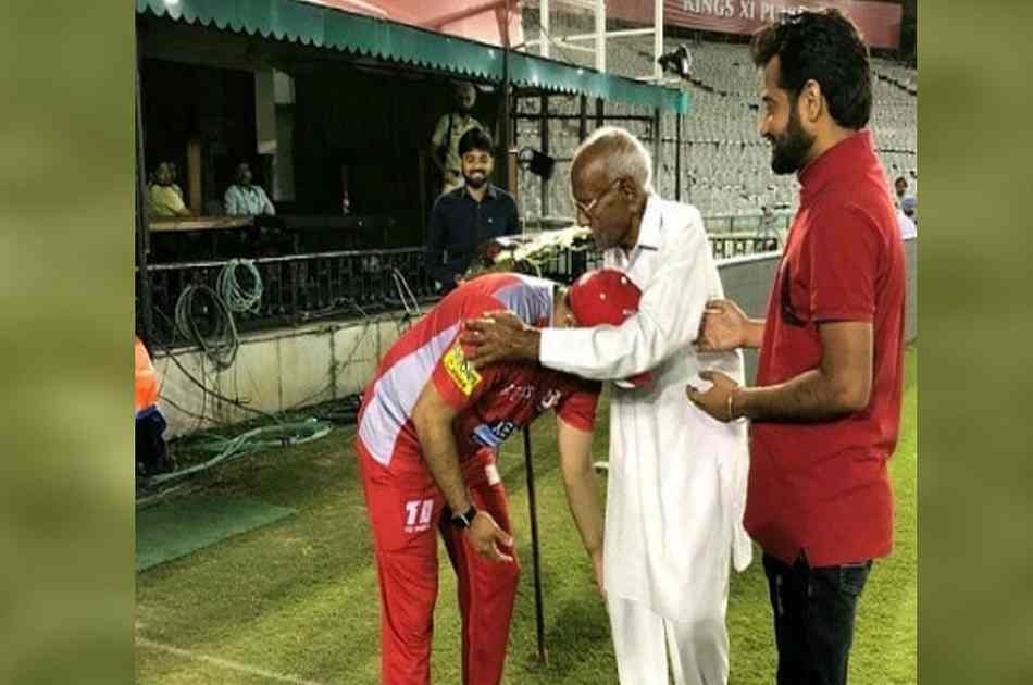 अपने फैन के फैन हुए वीरेंद्र सहवाग,पैर छूकर लिया आशीर्वाद