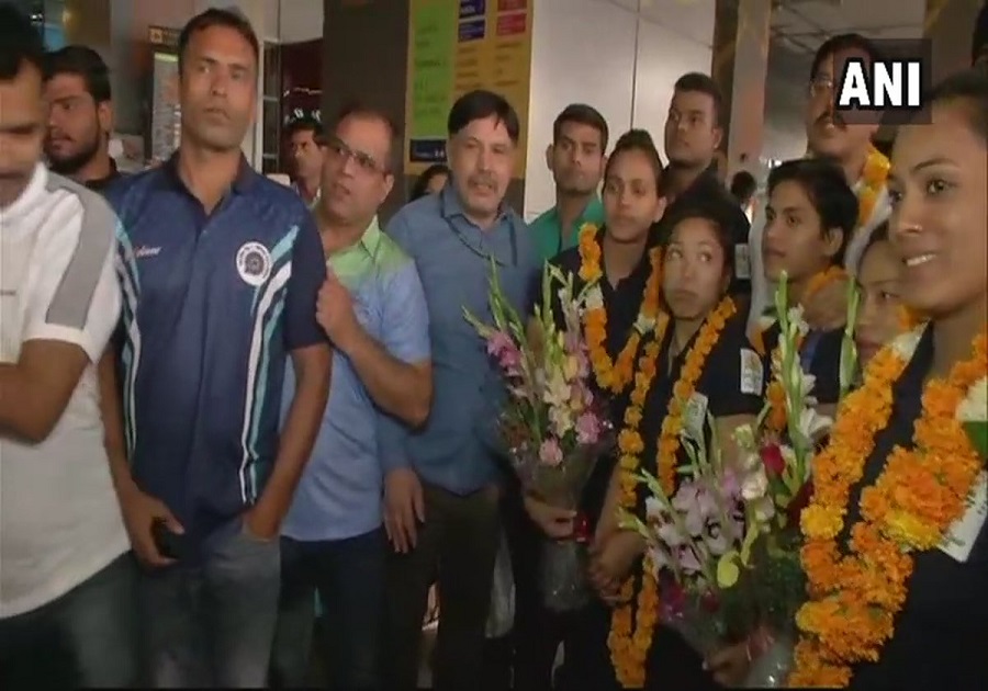 CWG 2018 में पदक जीत स्वदेश लौटे वेटलिफ्टर्स, हुआ शानदार स्वागत