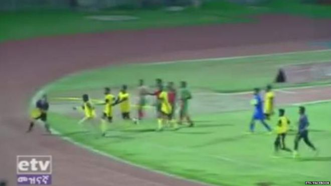 फ़ुटबॉल खिलाड़ियों ने रेफ़री को पीटा