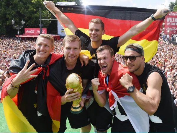 सोशल मीडिया पर भी लगा है बैन