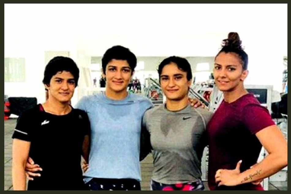 कुश्ती महासंघ ने फोगाट बहनों को राष्ट्रीय शिविर से किया बाहर, बढ़ सकती है मुश्किल