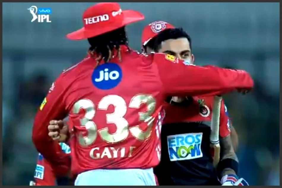 KXIP VS RCB: क्रिस गेल ने विराट कोहली को कुछ इस अंदाज में लगाया गले, देखें वीडियो
