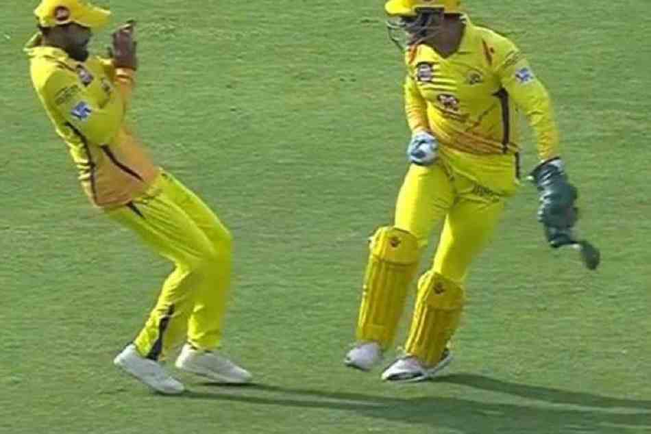 VIDEO: जब धोनी की हरकत से ग्राउंड पर डर गये 'सर' जडेजा, दर्शकों ने लिए खूब मजे