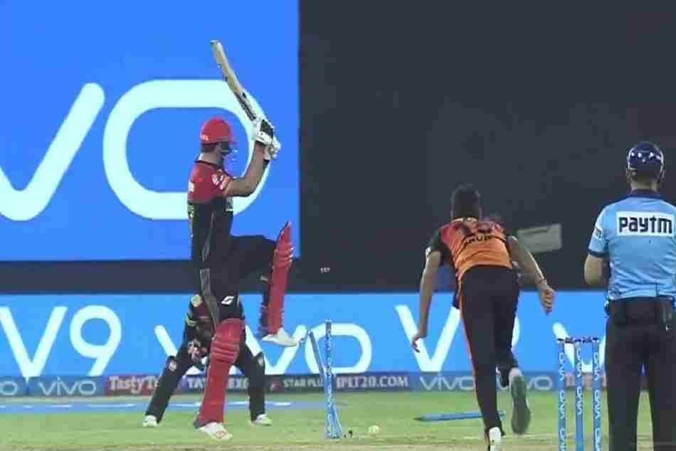 IPL 2018: भुवी की 'क्लूलेस बॉलिंग' के सामने आरसीबी पस्त, SRH टॉप पर