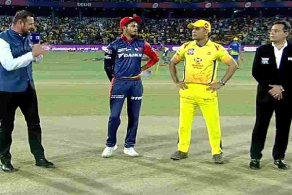 VIDEO: श्रेयस अय्यर ने टॉस के लिए ऐसे फेंका सिक्का कि माही भी ठहाके मार हंस पड़े