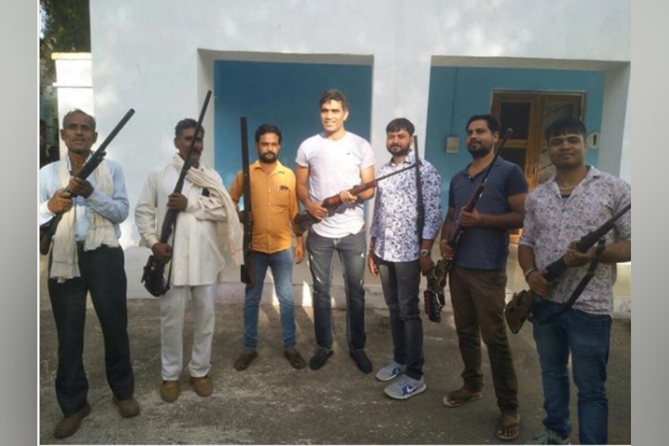 राइफल के साथ इस क्रिकेटर ने शेयर की फोटो, लोगों ने पूछा, करने क्या जा रहे हो?