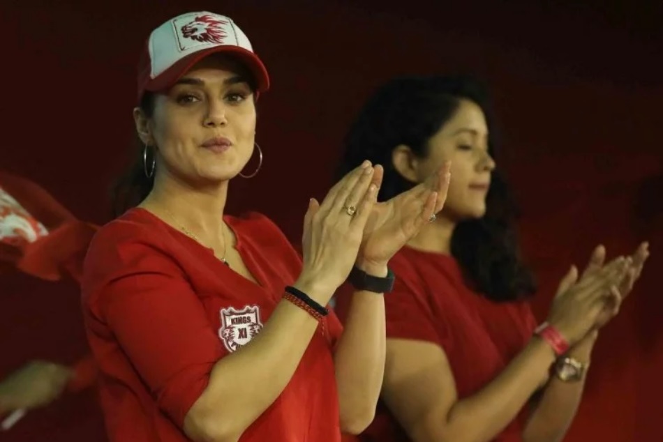 टीम के लिए दुआ मांगने चुपके से मंदिर पहुंची प्रीति जिंटा, जमकर वायरल हो रहा वीडियो