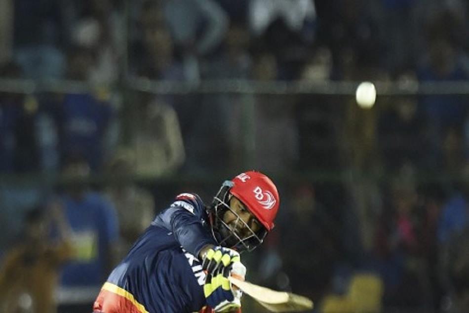 IPL 2018: 'लुंगी' के फेर में फंस गए ऋषभ पंत, आउट होने पर सहवाग समेत कई यूजर्स ने लिए मजे