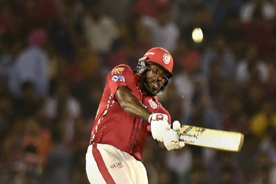 KXIP VS MI: क्रिस गेल का यह छक्का पहुंचा स्टेडियम के बाहर, देखें वीडियो
