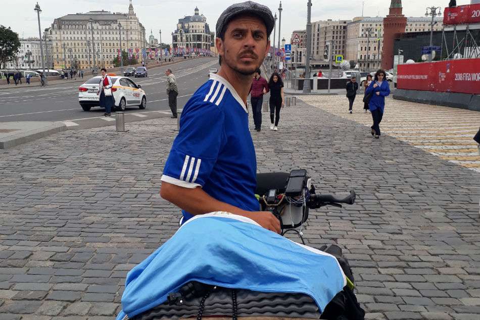 FIFA रूस डायरीः 12 देश और 4 हजार किलोमीटर साइकिल चलाकर रूस पहुंचा अर्जेंटीना फैन