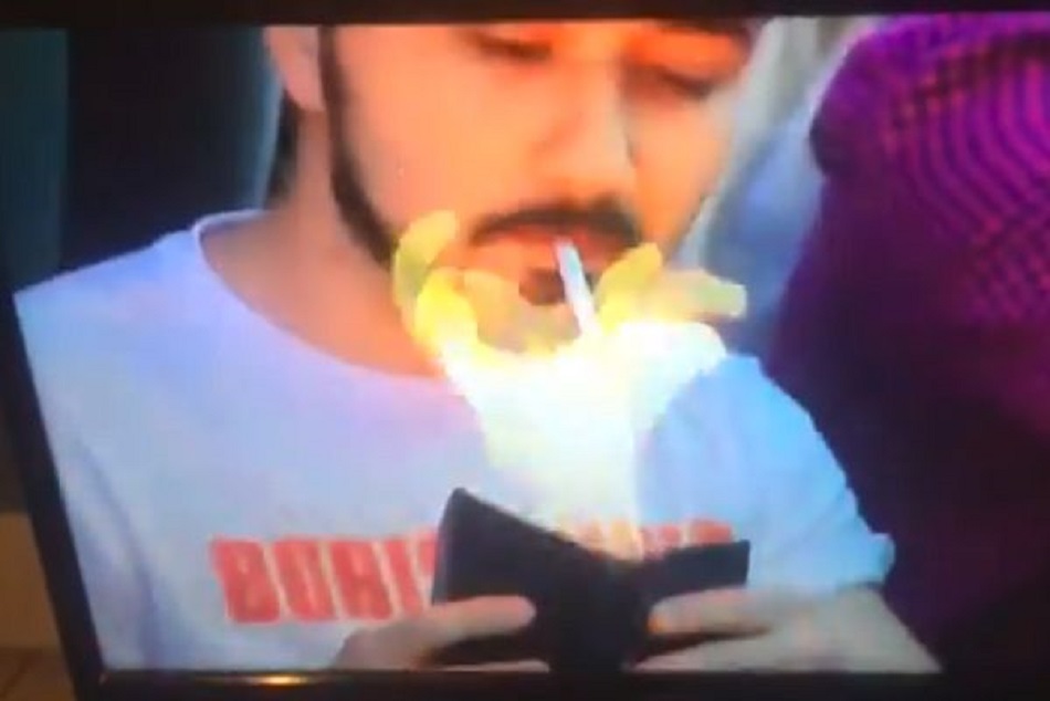 FIFA World Cup 2018 : Iran vs Spain मैच के दौरान इस शख्स ने वॉलेट से जलाई सिगरेट, VIDEO वायरल