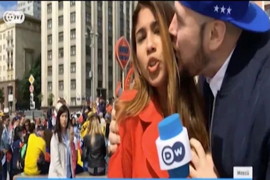 FIFA World Cup: फैन ने महिला रिपोर्टर को फीफा लाइव के दौरान किया जबरदस्ती 'किस', देखें वीडियो